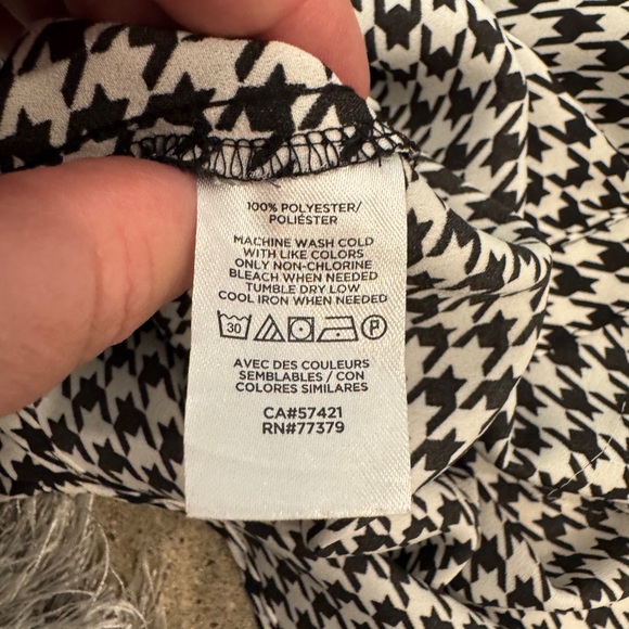 Ann Taylor Black & White Houndstooth Ruffle-Front Button Down in XL Petite - Picture 7 of 7